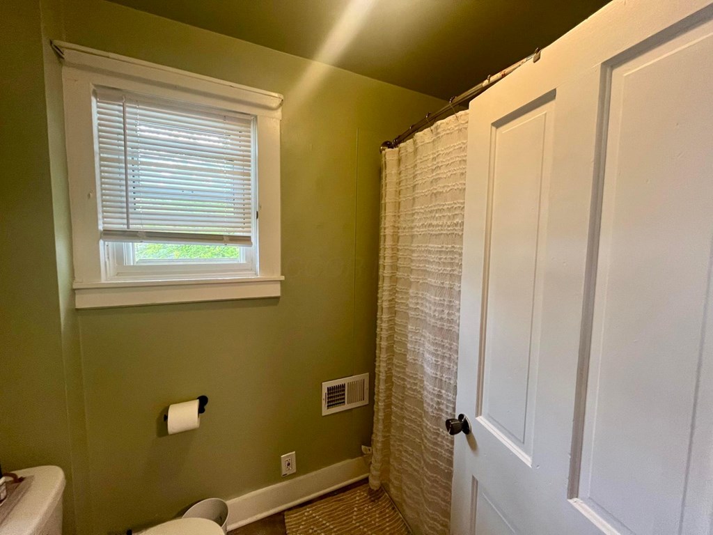 215 Ada Avenue, Bowling Green, Ohio 43402, 3 Bedrooms Bedrooms, ,1 BathroomBathrooms,Residential,For Sale,Ada Avenue,9066857