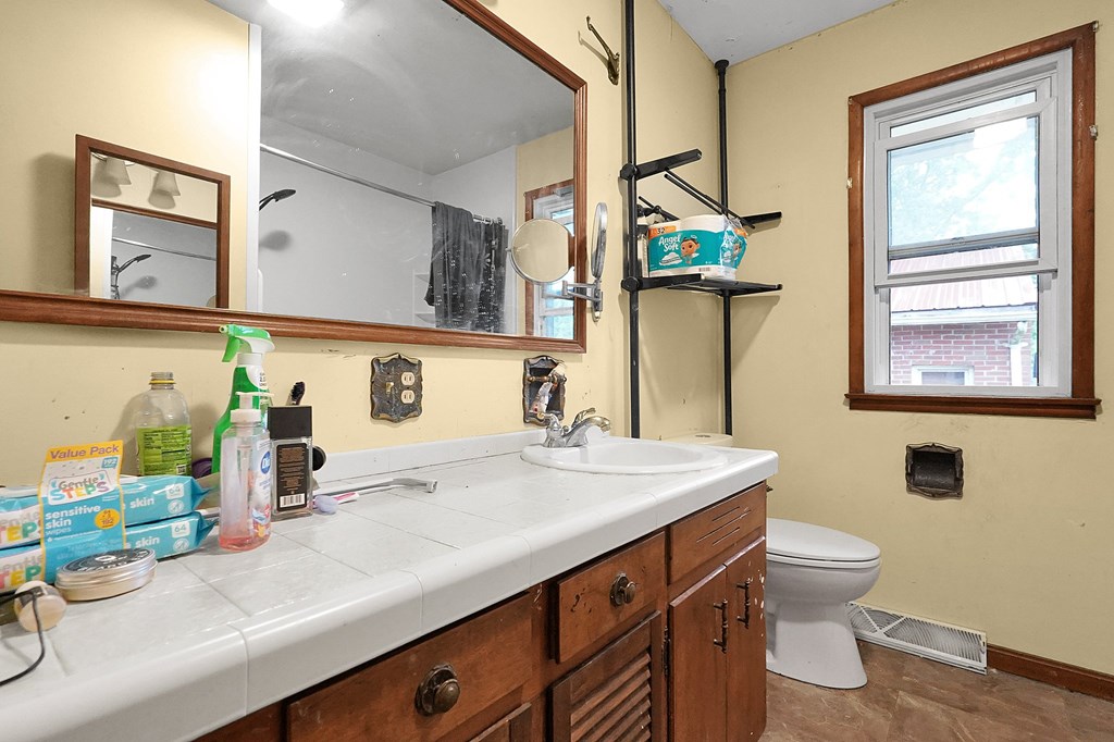 700 N Henry Street, Crestline, Ohio 44827, 3 Bedrooms Bedrooms, ,2 BathroomsBathrooms,Residential,For Sale,Henry Street,9066962