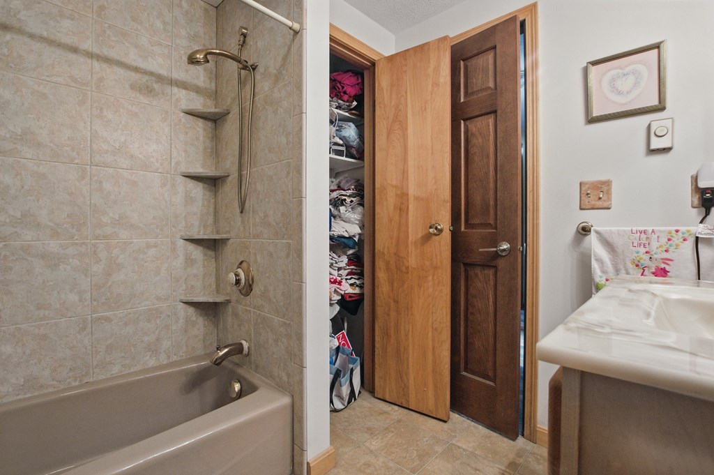 809 S Lexington Springmill Rd, Mansfield, Ohio 44906, 3 Bedrooms Bedrooms, ,2 BathroomsBathrooms,Residential,For Sale,Lexington Springmill Rd,9067061
