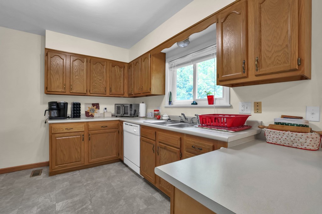 33 Sunset Drive, Shelby, Ohio 44875, 2 Bedrooms Bedrooms, ,1 BathroomBathrooms,Residential,For Sale,Sunset Drive,9067091