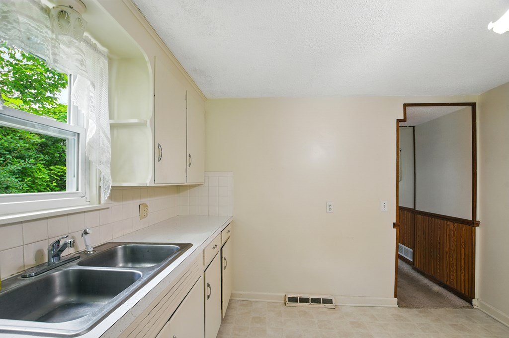 1842 Park Avenue West, Ontario, Ohio 44906, 3 Bedrooms Bedrooms, ,1 BathroomBathrooms,Residential,For Sale,Park Avenue West,9067287