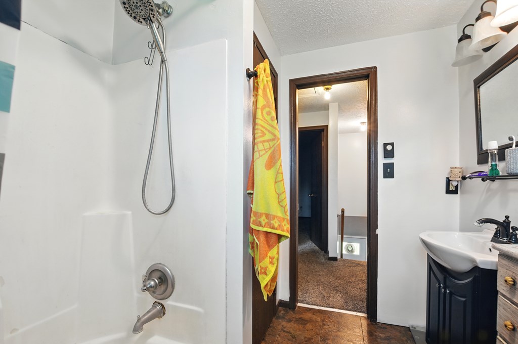 1053 Neil Circle North, Mansfield, Ohio 44903, 4 Bedrooms Bedrooms, ,2 BathroomsBathrooms,Residential,For Sale,Neil Circle North,9067289