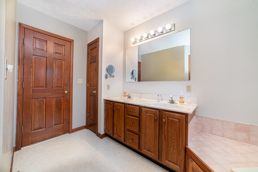 550 Dirlam Lane, Mansfield, Ohio 44904, 4 Bedrooms Bedrooms, ,2 BathroomsBathrooms,Residential,For Sale,Dirlam Lane,9067441