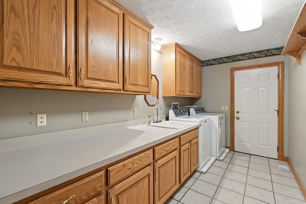 2323 Forest Hill Circle, Ontario, Ohio 44903, 4 Bedrooms Bedrooms, ,3 BathroomsBathrooms,Residential,For Sale,Forest Hill Circle,9067528