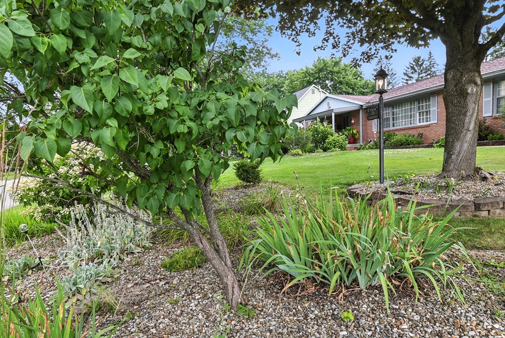 136 Elmridge Road, Mansfield, Ohio 44907, 2 Bedrooms Bedrooms, ,3 BathroomsBathrooms,Residential,For Sale,Elmridge Road,9067581