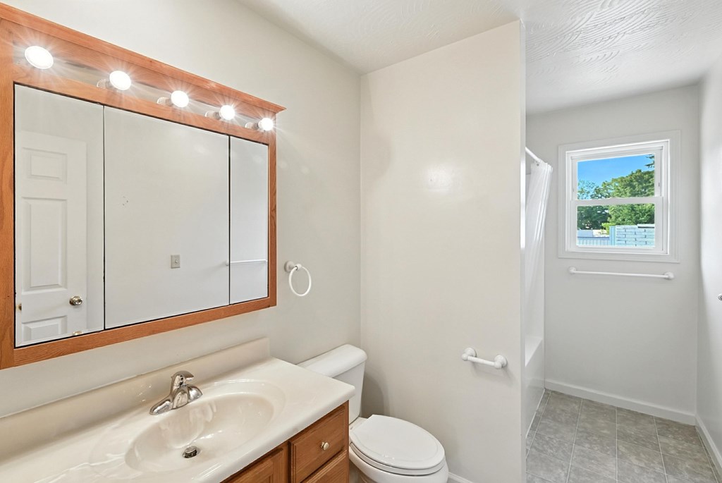 8 Miami Street, Mount Vernon, Ohio 43050, 5 Bedrooms Bedrooms, ,3 BathroomsBathrooms,Residential,For Sale,Miami Street,9067654