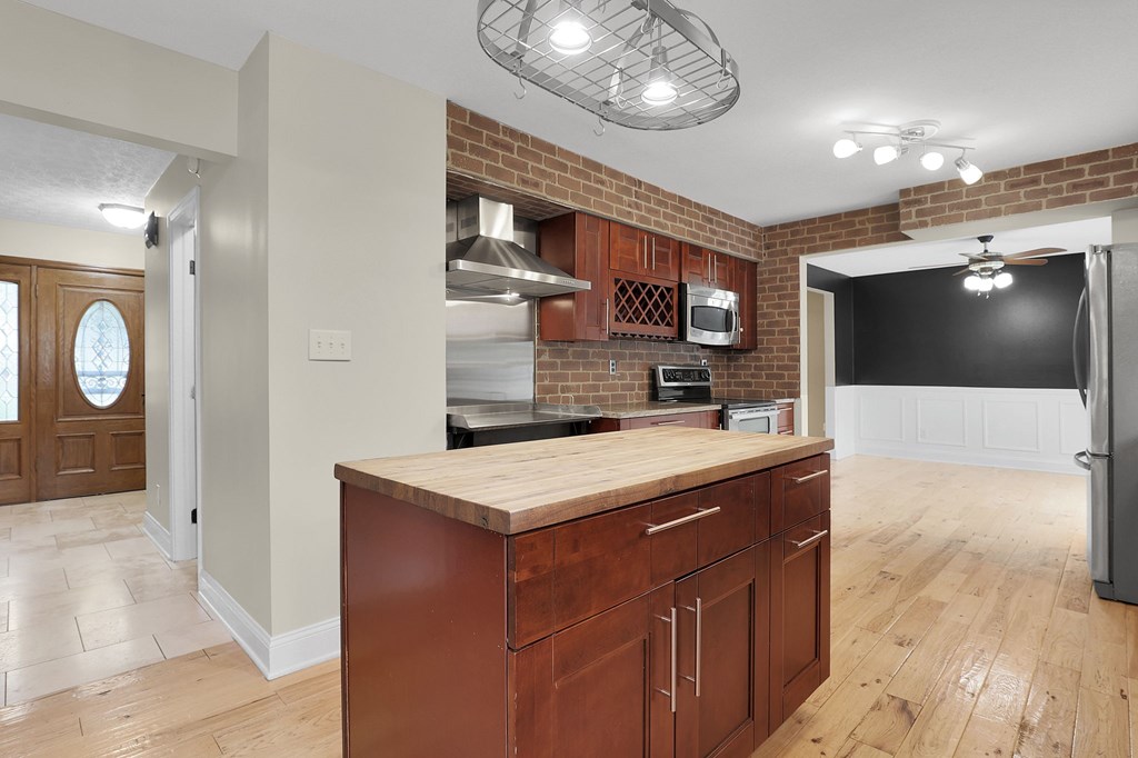 1380 Brenthaven Place, Columbus, Ohio 43228, 4 Bedrooms Bedrooms, ,3 BathroomsBathrooms,Residential,For Sale,Brenthaven Place,9067714