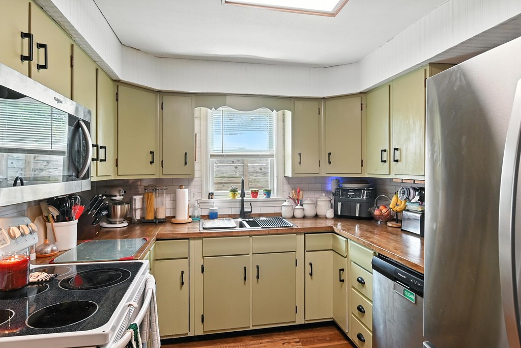 407 N Pearl Street, Crestline, Ohio 44827, 2 Bedrooms Bedrooms, ,2 BathroomsBathrooms,Residential,For Sale,Pearl Street,9067861