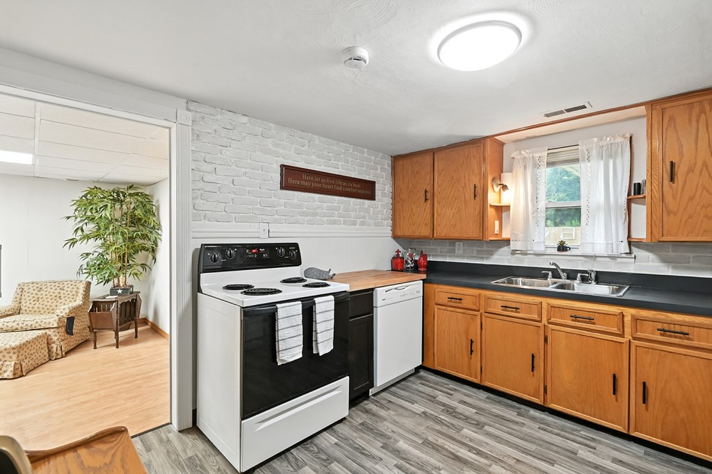 1245 N Trimble Road, Mansfield, Ohio 44906, 2 Bedrooms Bedrooms, ,1 BathroomBathrooms,Residential,For Sale,Trimble Road,9069058