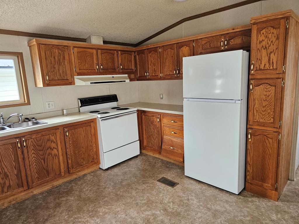 2 Carter Lane, Shelby, Ohio 44875, 2 Bedrooms Bedrooms, ,2 BathroomsBathrooms,Residential,For Sale,Carter Lane,9069159