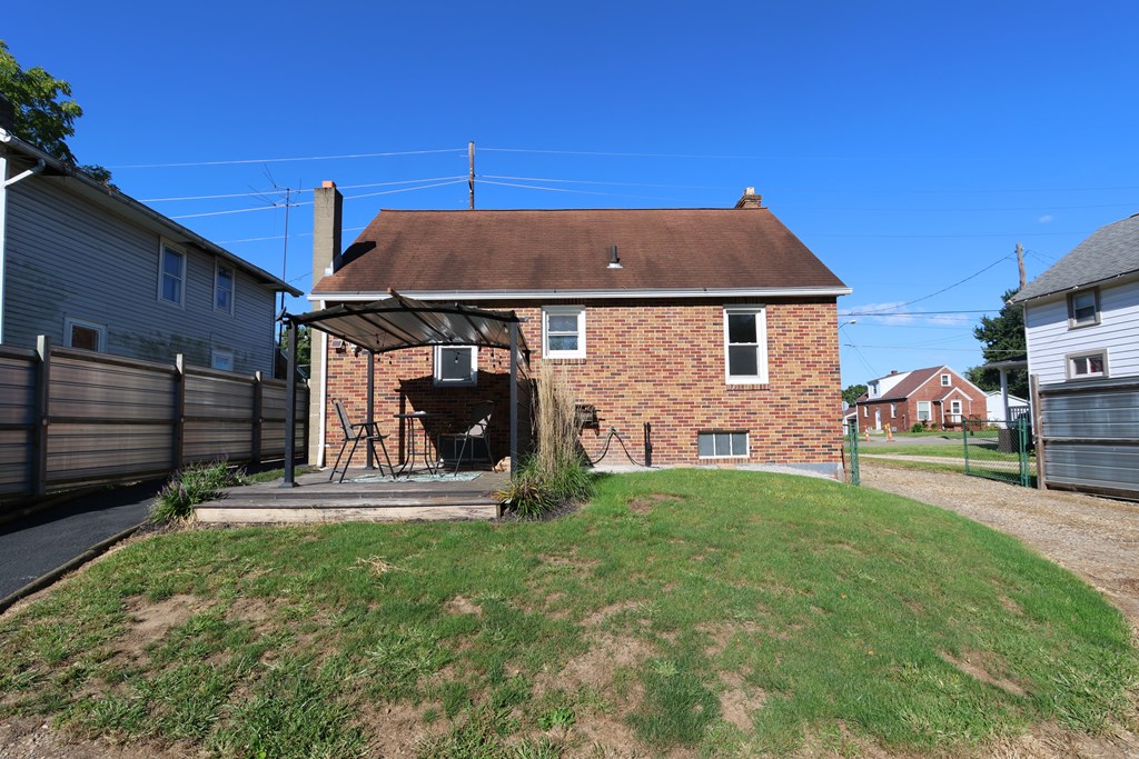 374 5th Avenue, Mansfield, Ohio 44905, 3 Bedrooms Bedrooms, ,1 BathroomBathrooms,Residential,For Sale,5th Avenue,9069160
