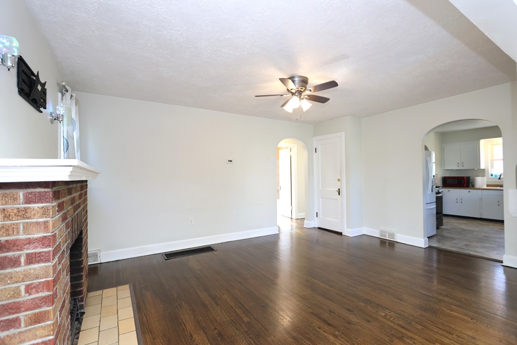 374 5th Avenue, Mansfield, Ohio 44905, 3 Bedrooms Bedrooms, ,1 BathroomBathrooms,Residential,For Sale,5th Avenue,9069160