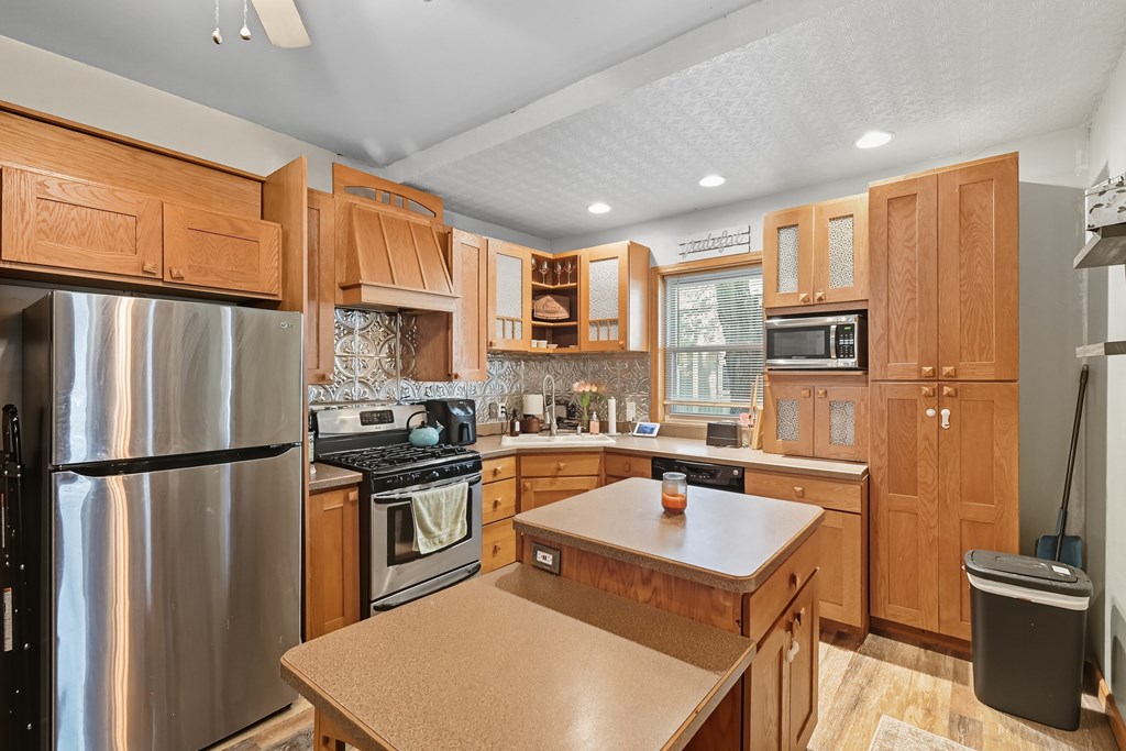 85 Woodlawn Avenue, Norwalk, Ohio 44857, 6 Bedrooms Bedrooms, ,4 BathroomsBathrooms,Residential,For Sale,Woodlawn Avenue,9069244