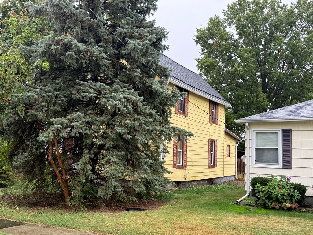 32 Grove Ave, Shelby, Ohio 44875, 4 Bedrooms Bedrooms, ,2 BathroomsBathrooms,Residential,For Sale,Grove Ave,9069370