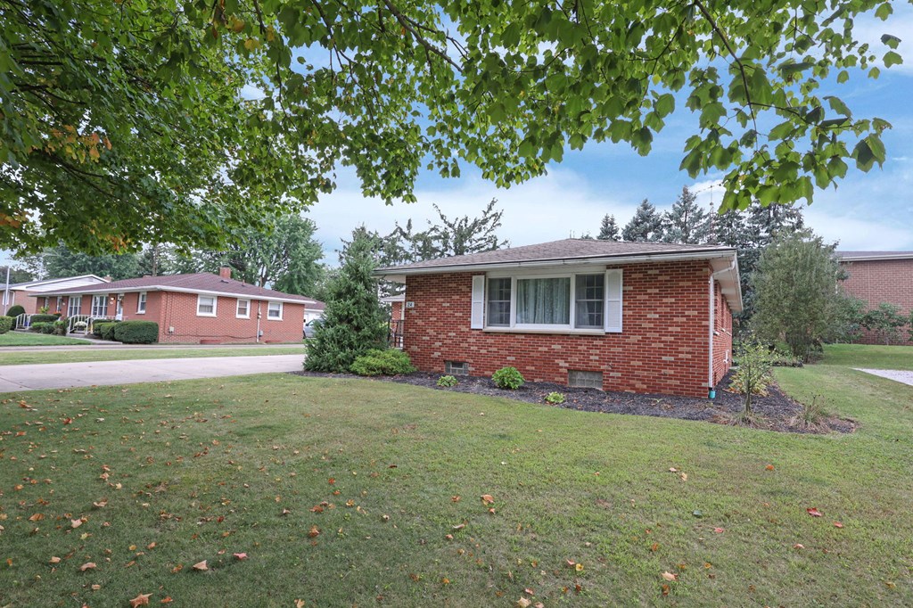 24 Sunset Drive, Shelby, Ohio 44875, 3 Bedrooms Bedrooms, ,1 BathroomBathrooms,Residential,For Sale,Sunset Drive,9069405