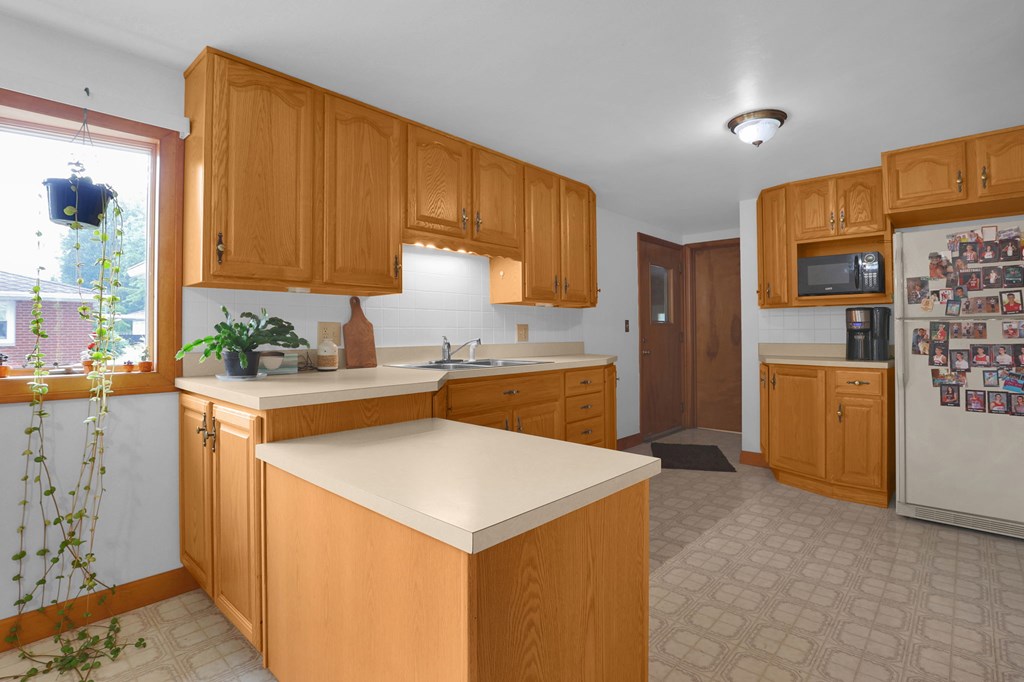24 Sunset Drive, Shelby, Ohio 44875, 3 Bedrooms Bedrooms, ,1 BathroomBathrooms,Residential,For Sale,Sunset Drive,9069405