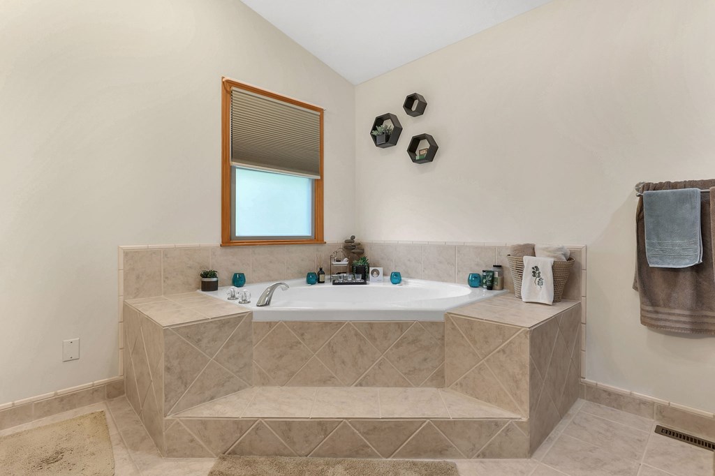 33 Longitude Drive, Mount Vernon, Ohio 43050, 4 Bedrooms Bedrooms, ,3 BathroomsBathrooms,Residential,For Sale,Longitude Drive,9069406