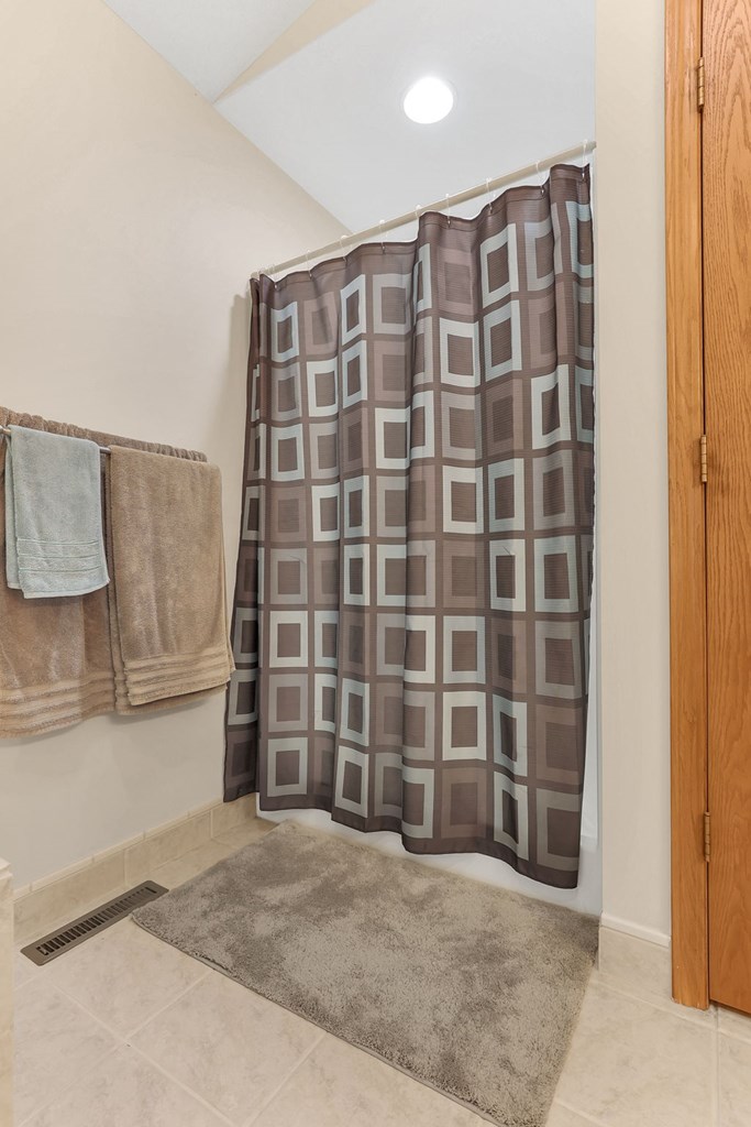 33 Longitude Drive, Mount Vernon, Ohio 43050, 4 Bedrooms Bedrooms, ,3 BathroomsBathrooms,Residential,For Sale,Longitude Drive,9069406