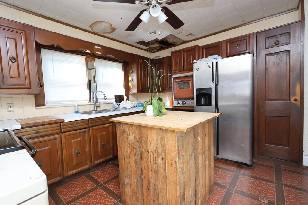 588 N Michigan Avenue, Mansfield, Ohio 44905, 5 Bedrooms Bedrooms, ,2 BathroomsBathrooms,Residential,For Sale,Michigan Avenue,9069507