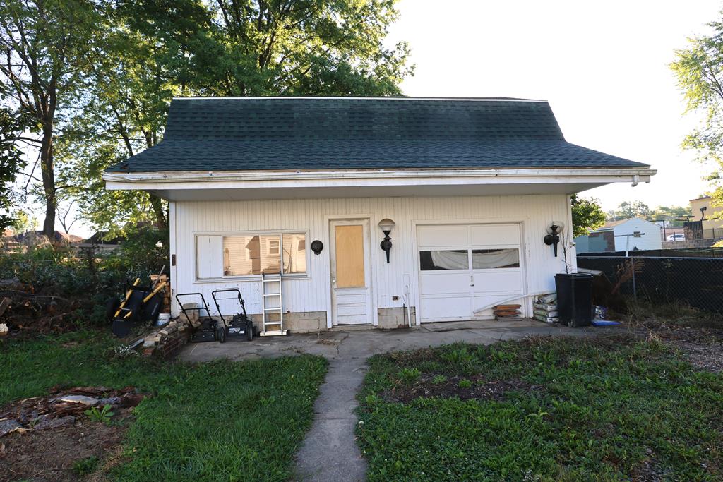 588 N Michigan Avenue, Mansfield, Ohio 44905, 5 Bedrooms Bedrooms, ,2 BathroomsBathrooms,Residential,For Sale,Michigan Avenue,9069507