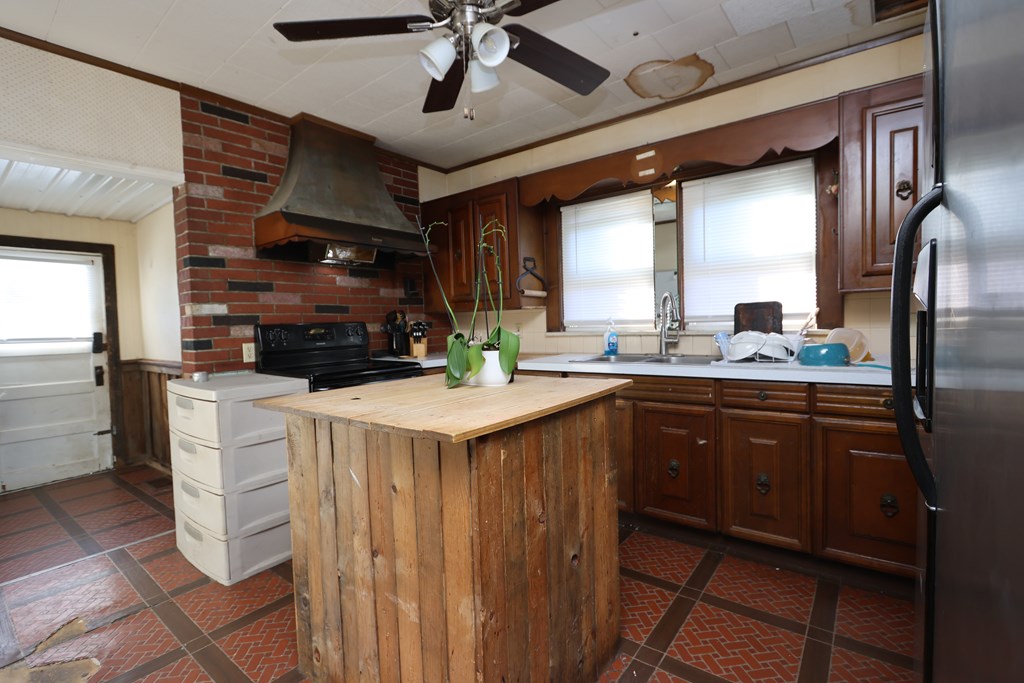 588 N Michigan Avenue, Mansfield, Ohio 44905, 5 Bedrooms Bedrooms, ,2 BathroomsBathrooms,Residential,For Sale,Michigan Avenue,9069507