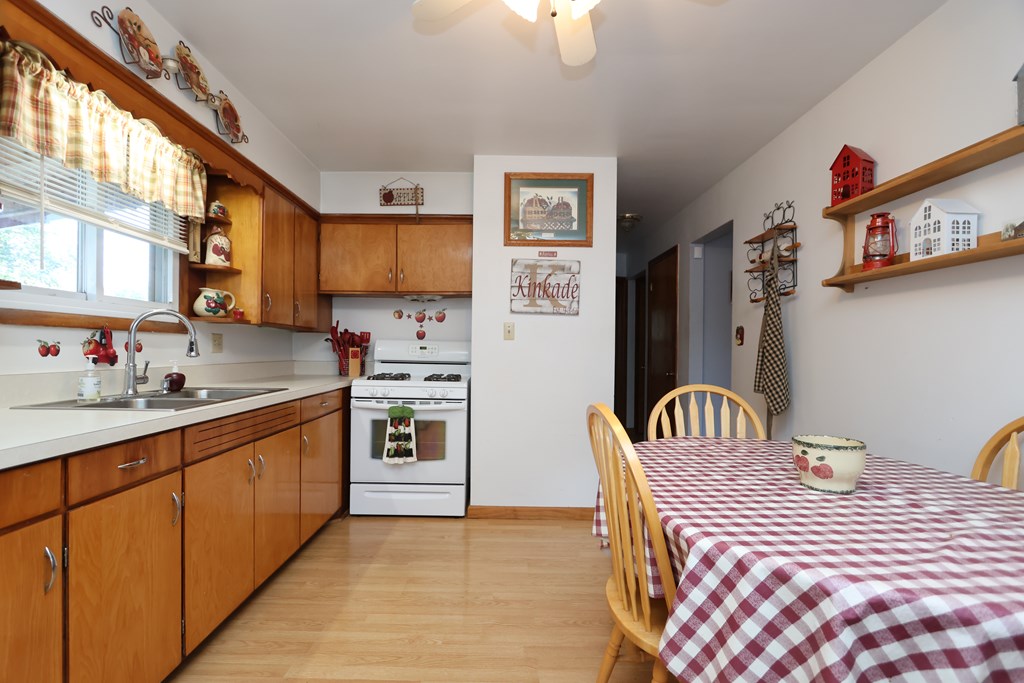 395 Auburn Street, Mansfield, Ohio 44902, 4 Bedrooms Bedrooms, ,2 BathroomsBathrooms,Residential,For Sale,Auburn Street,9069529