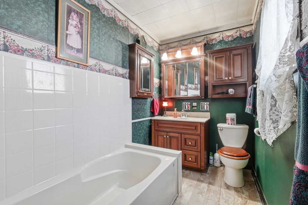 418 Gill Avenue, Galion, Ohio 44833, 5 Bedrooms Bedrooms, ,2 BathroomsBathrooms,Residential,For Sale,Gill Avenue,9069578