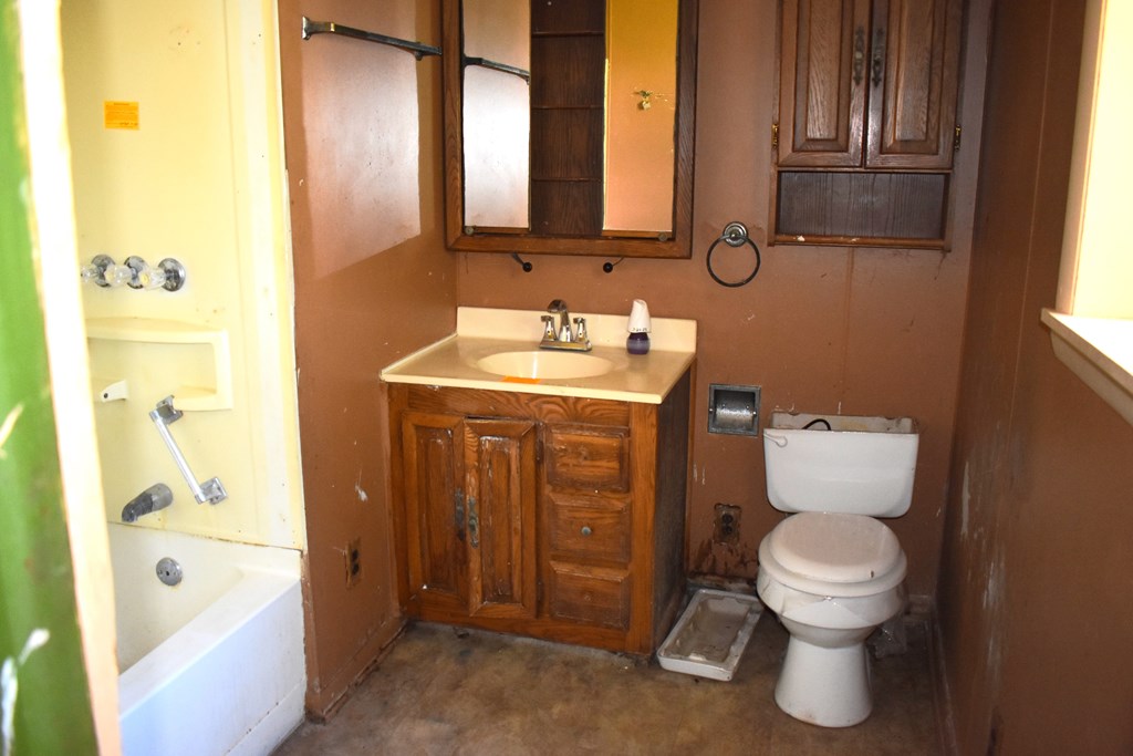 8305 Hillville Rd, Bluffton, Ohio 45817, 5 Bedrooms Bedrooms, ,1 BathroomBathrooms,Residential,For Sale,Hillville Rd,9069865