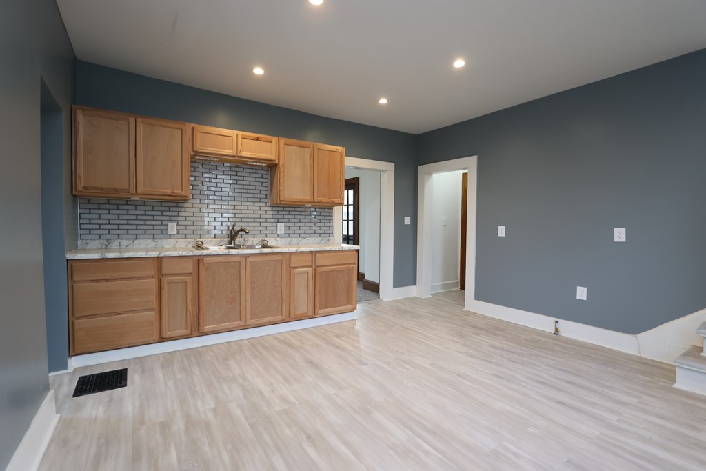 272 W 5th Street, Mansfield, Ohio 44903, 3 Bedrooms Bedrooms, ,1 BathroomBathrooms,Residential,For Sale,5th Street,9069968