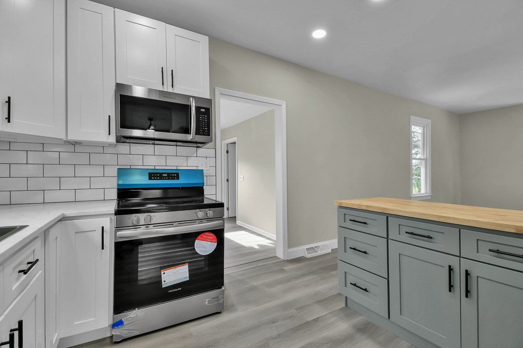 453 E Mansfield Street, New Washington, Ohio 44854, 3 Bedrooms Bedrooms, ,2 BathroomsBathrooms,Residential,For Sale,Mansfield Street,9070403