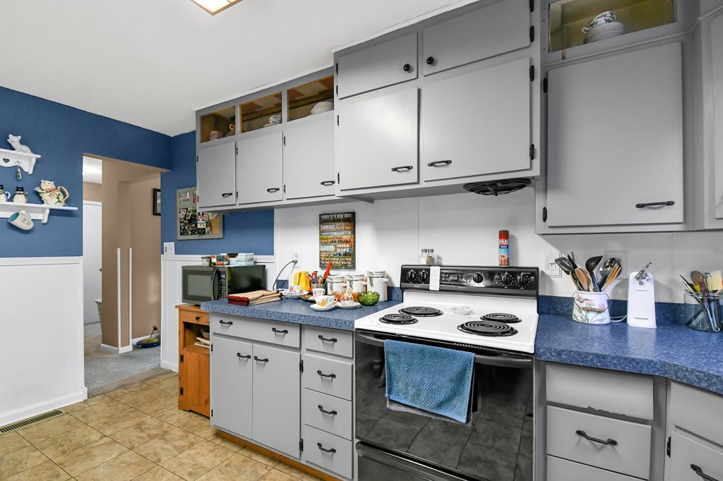 406 W Emerald Street, Willard, Ohio 44890, 2 Bedrooms Bedrooms, ,1 BathroomBathrooms,Residential,For Sale,Emerald Street,9070452