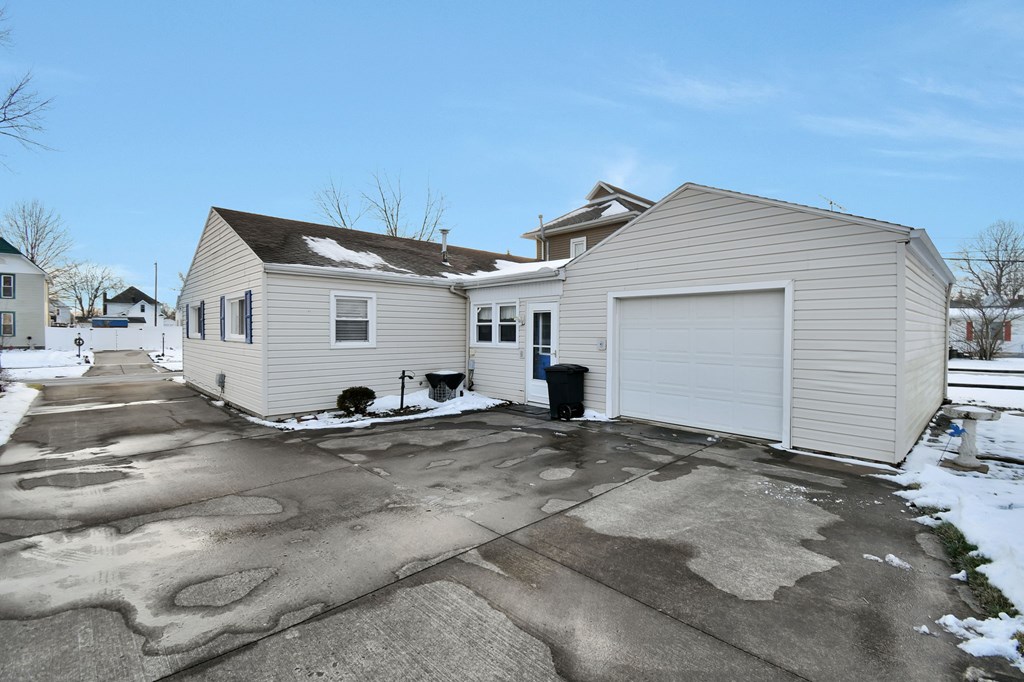 406 W Emerald Street, Willard, Ohio 44890, 2 Bedrooms Bedrooms, ,1 BathroomBathrooms,Residential,For Sale,Emerald Street,9070452