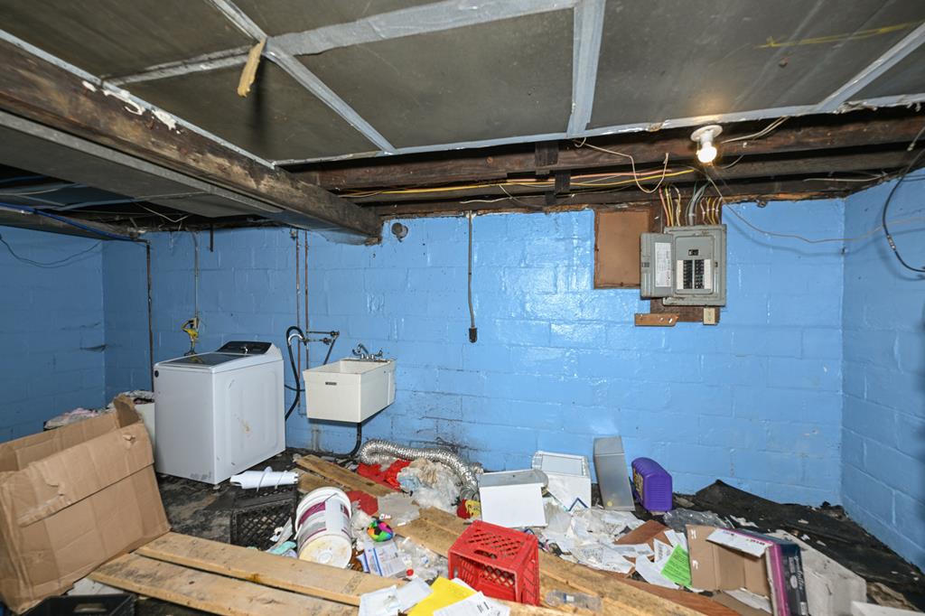 600 Brown Street, Akron, Ohio 44311, 4 Bedrooms Bedrooms, ,1 BathroomBathrooms,Residential,For Sale,Brown Street,9070502