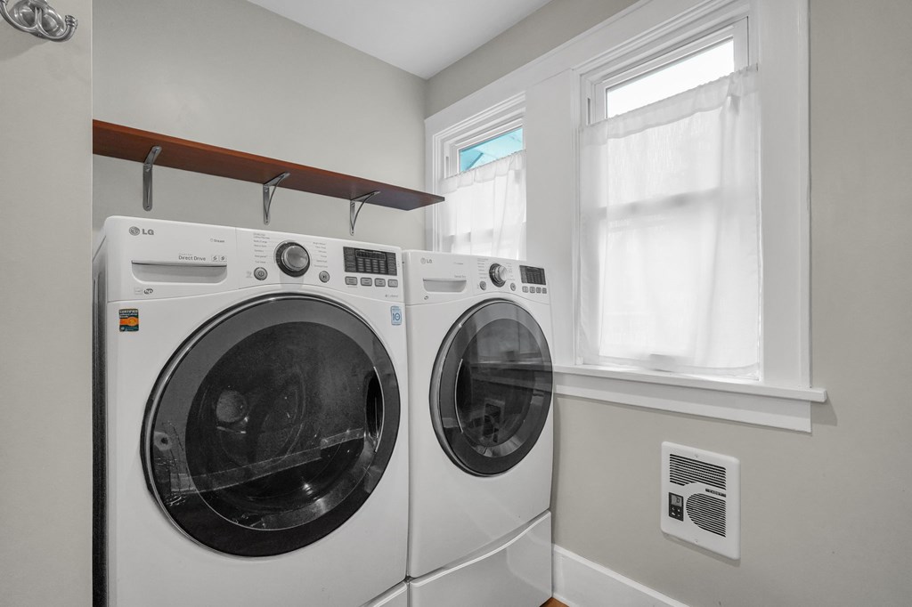 39 E Sandusky Street, Fredericktown, Ohio 43019, 3 Bedrooms Bedrooms, ,2 BathroomsBathrooms,Residential,For Sale,Sandusky Street,9072615