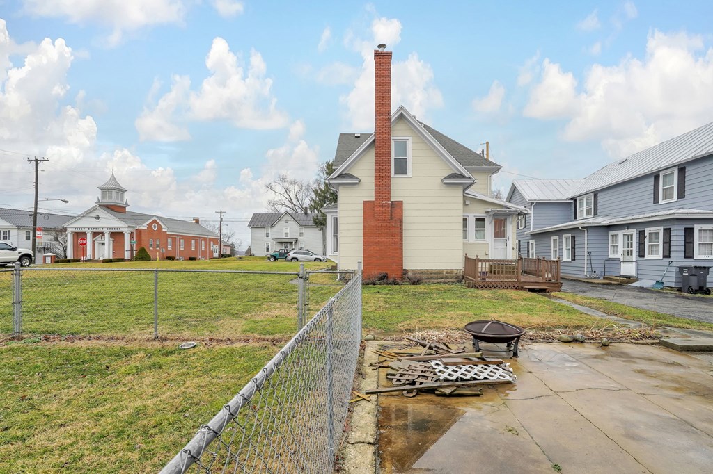 39 E Sandusky Street, Fredericktown, Ohio 43019, 3 Bedrooms Bedrooms, ,2 BathroomsBathrooms,Residential,For Sale,Sandusky Street,9072615