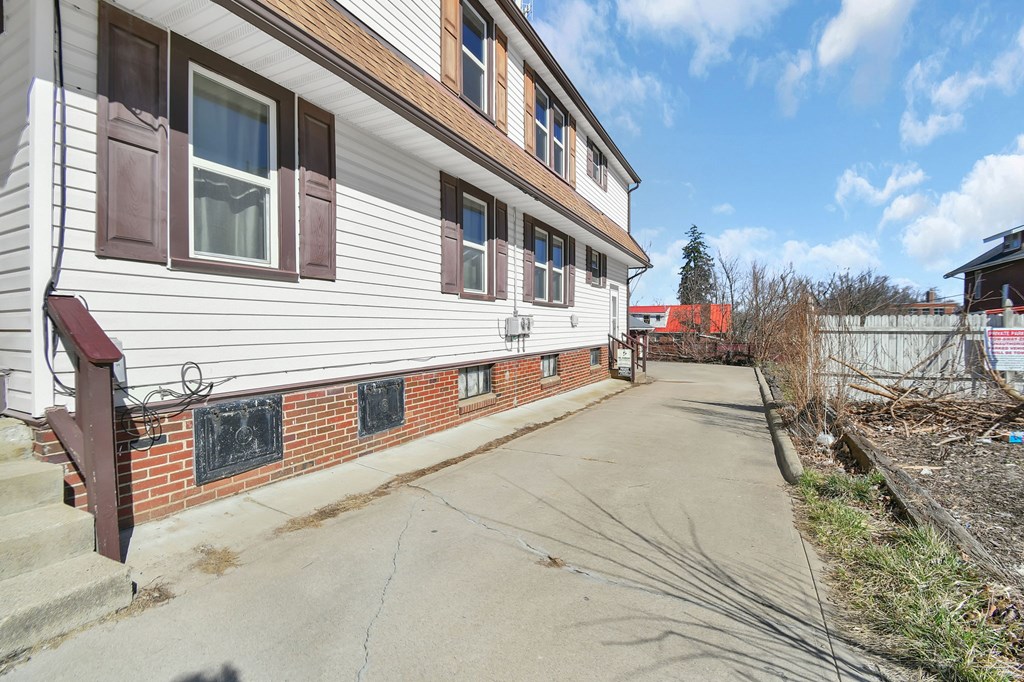 49 -51 Lind Avenue, Mansfield, Ohio 44903, 6 Bedrooms Bedrooms, ,Residential Income,For Sale,-51 Lind Avenue,9072641