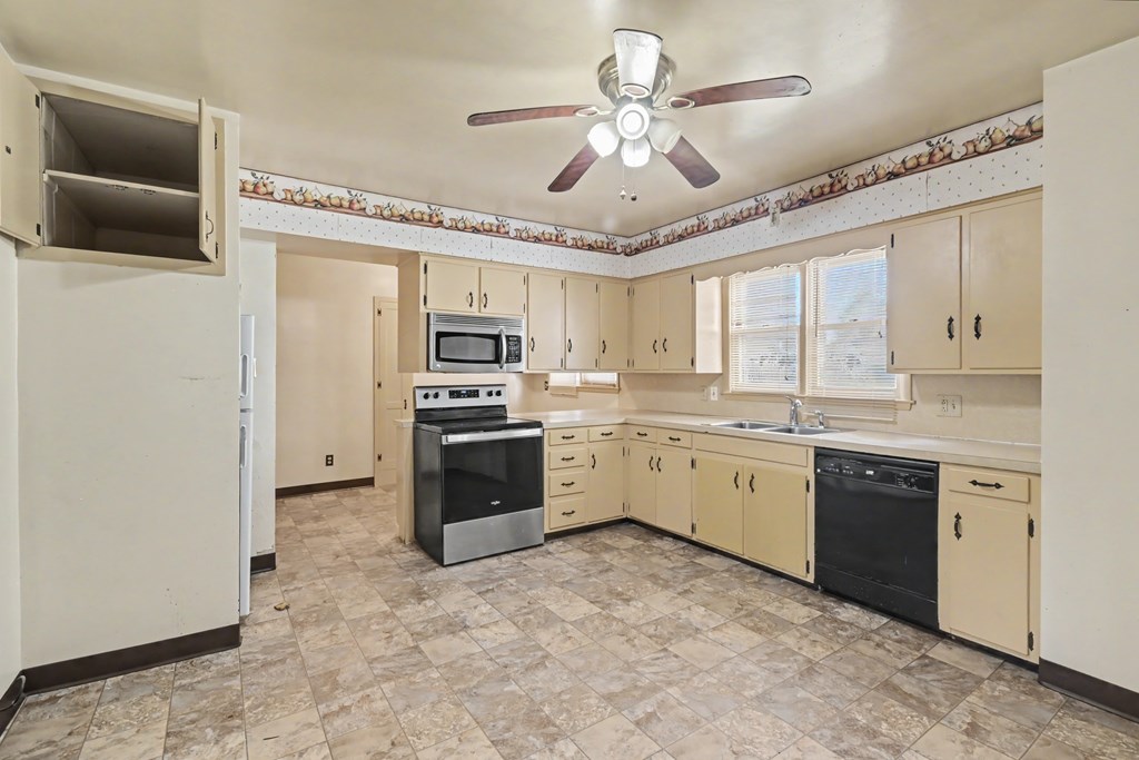 16 High School Avenue, Shelby, Ohio 44875, 4 Bedrooms Bedrooms, ,Residential Income,For Sale,High School Avenue,9072796