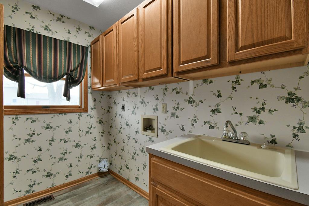 2433 Whitney Ave, Mansfield, Ohio 44906, 4 Bedrooms Bedrooms, ,2 BathroomsBathrooms,Residential,For Sale,Whitney Ave,9072798 2433 Whitney Ave, Mansfield, Ohio 44906, 4 Bedrooms Bedrooms, ,2 BathroomsBathrooms,Residential,For Sale,Whitney Ave,9072798