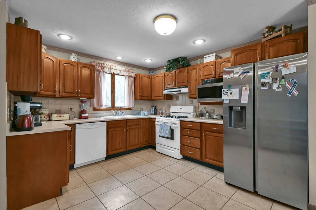 930 W Linden Circle, Mansfield, Ohio 44906, 3 Bedrooms Bedrooms, ,2 BathroomsBathrooms,Residential,For Sale,Linden Circle,9072823