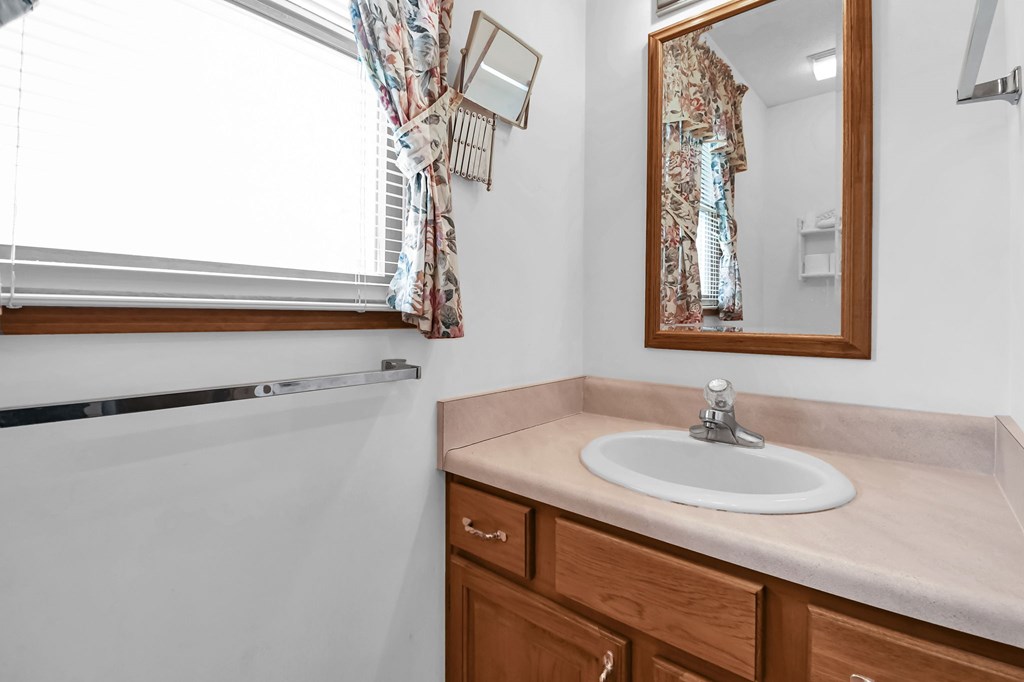 930 W Linden Circle, Mansfield, Ohio 44906, 3 Bedrooms Bedrooms, ,2 BathroomsBathrooms,Residential,For Sale,Linden Circle,9072823