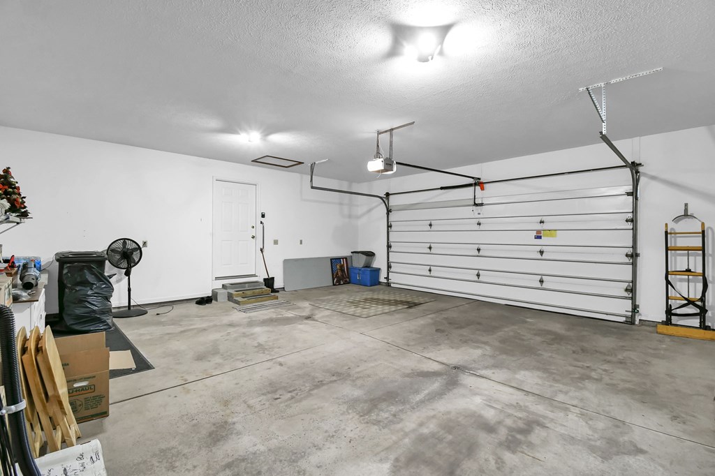 930 W Linden Circle, Mansfield, Ohio 44906, 3 Bedrooms Bedrooms, ,2 BathroomsBathrooms,Residential,For Sale,Linden Circle,9072823