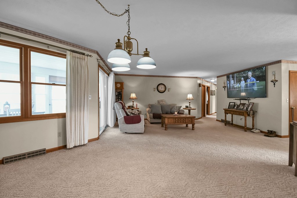 930 W Linden Circle, Mansfield, Ohio 44906, 3 Bedrooms Bedrooms, ,2 BathroomsBathrooms,Residential,For Sale,Linden Circle,9072823