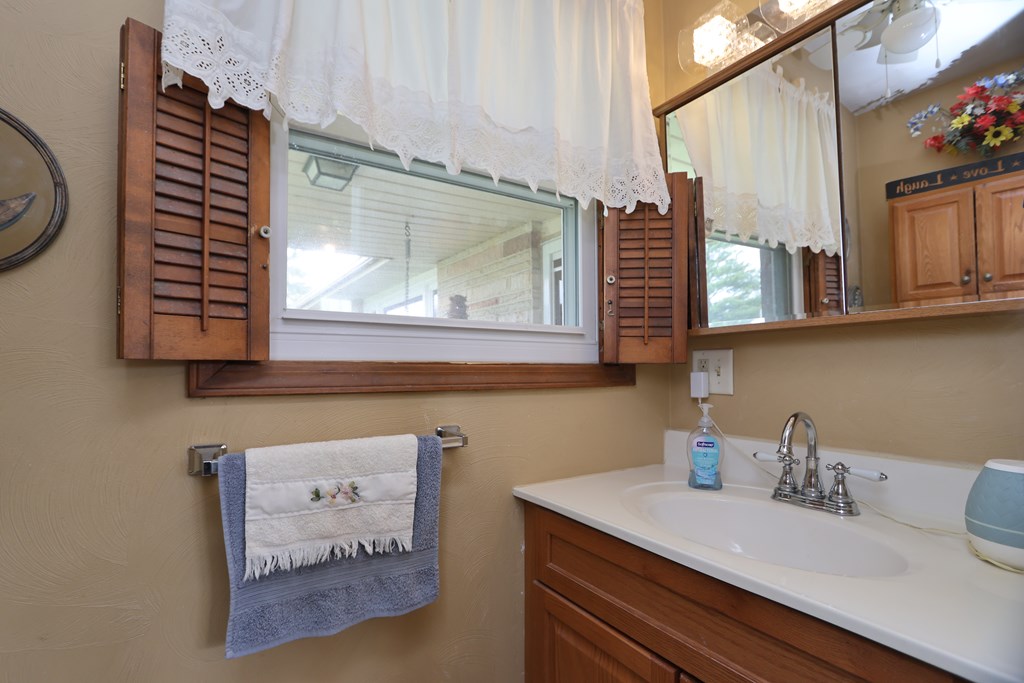 605 Twitchell Road, Mansfield, Ohio 44903, 3 Bedrooms Bedrooms, ,1 BathroomBathrooms,Residential,For Sale,Twitchell Road,9072859