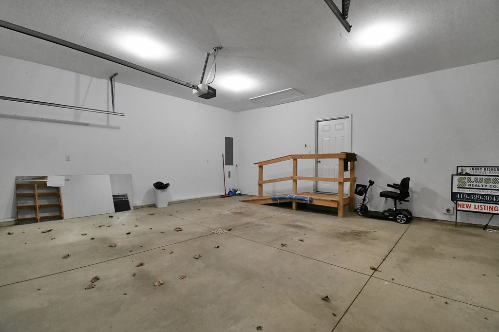 102 Roth Court, Bellevue, Ohio 44811, 3 Bedrooms Bedrooms, ,2 BathroomsBathrooms,Residential,For Sale,Roth Court,9072924