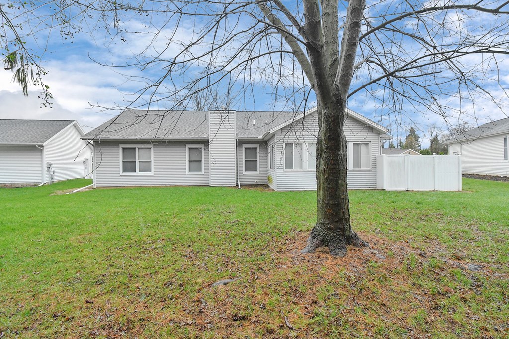 102 Roth Court, Bellevue, Ohio 44811, 3 Bedrooms Bedrooms, ,2 BathroomsBathrooms,Residential,For Sale,Roth Court,9072924