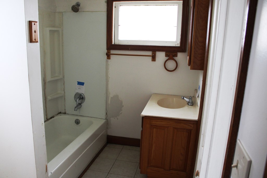 410 E 9th Street, Ashland, Ohio 44805, 2 Bedrooms Bedrooms, ,1 BathroomBathrooms,Residential,For Sale,9th Street,9072979