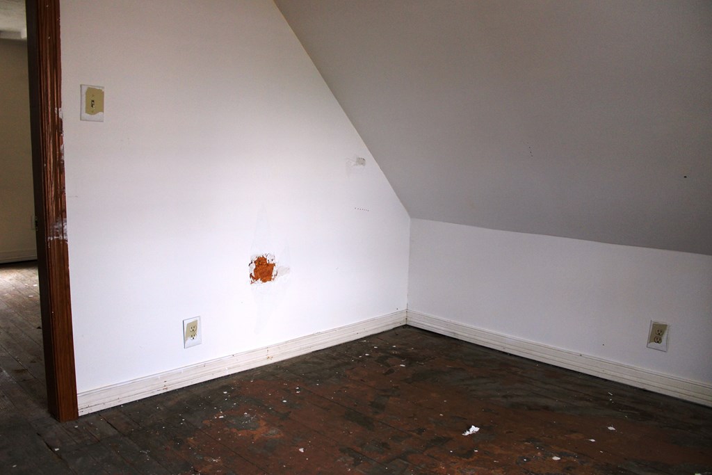 410 E 9th Street, Ashland, Ohio 44805, 2 Bedrooms Bedrooms, ,1 BathroomBathrooms,Residential,For Sale,9th Street,9072979