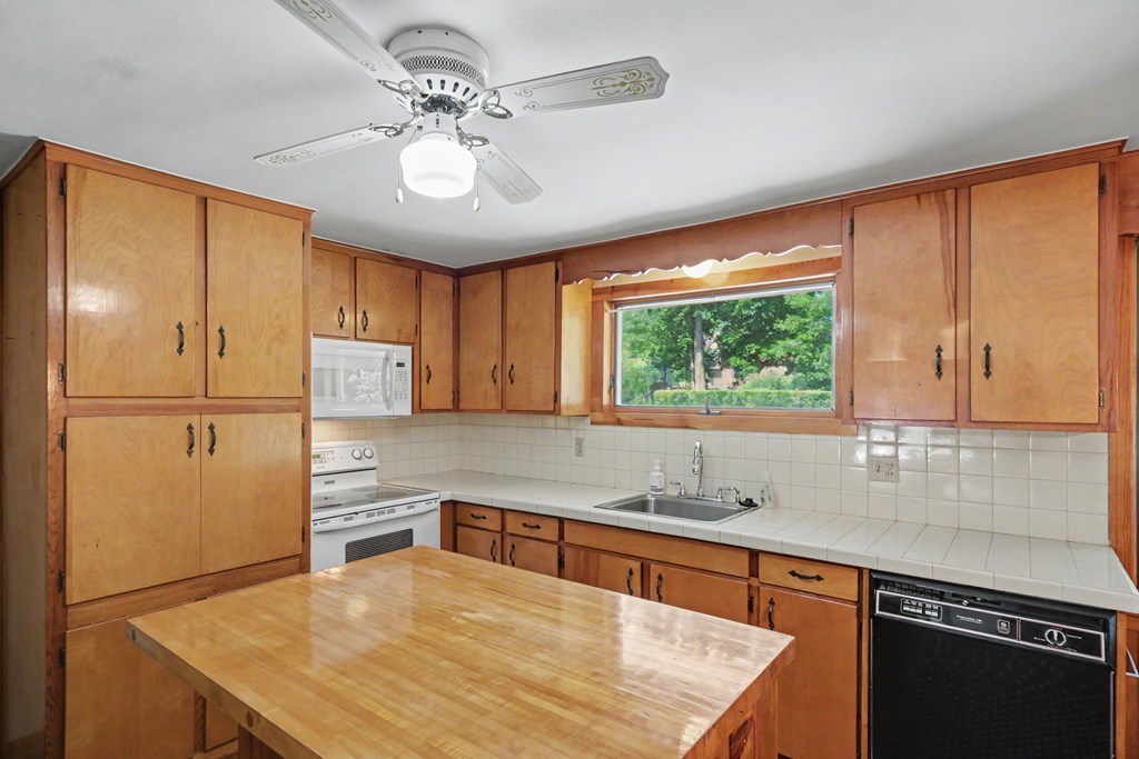 1193 Crestwood Drive, Mansfield, Ohio 44905, 3 Bedrooms Bedrooms, ,1 BathroomBathrooms,Residential,For Sale,Crestwood Drive,9073906 1193 Crestwood Drive, Mansfield, Ohio 44905, 3 Bedrooms Bedrooms, ,1 BathroomBathrooms,Residential,For Sale,Crestwood Drive,9073906