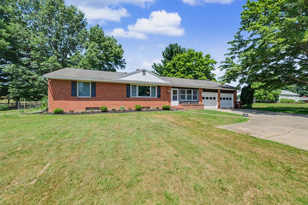 1838 South Main Street, Mansfield, Ohio 44907, 3 Bedrooms Bedrooms, ,2 BathroomsBathrooms,Residential,For Sale,South Main Street,9073911 1838 South Main Street, Mansfield, Ohio 44907, 3 Bedrooms Bedrooms, ,2 BathroomsBathrooms,Residential,For Sale,South Main Street,9073911