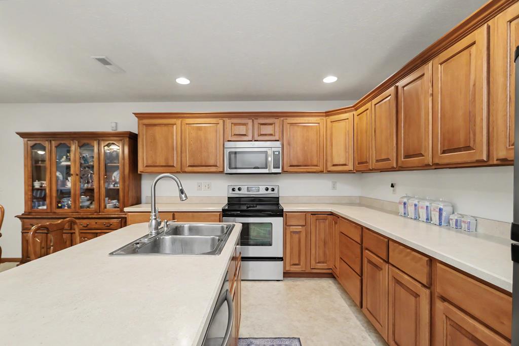 2357 Deerfield Lane, Ontario, Ohio 44906, 3 Bedrooms Bedrooms, ,2 BathroomsBathrooms,Residential,For Sale,Deerfield Lane,9073964